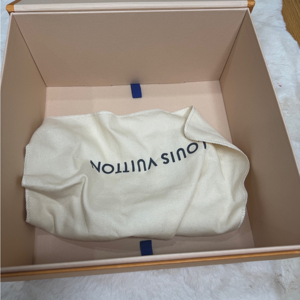 Authentic Louis Vuitton Box Medium - image 3